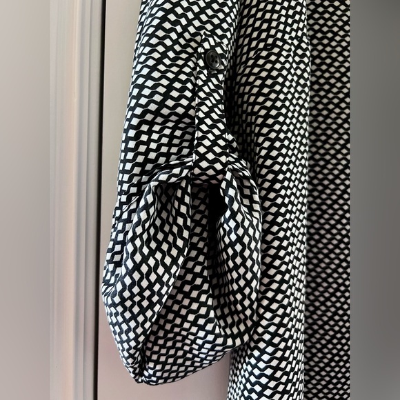 Black and White Geometric Patterned Blouse - Picture 3 of 6